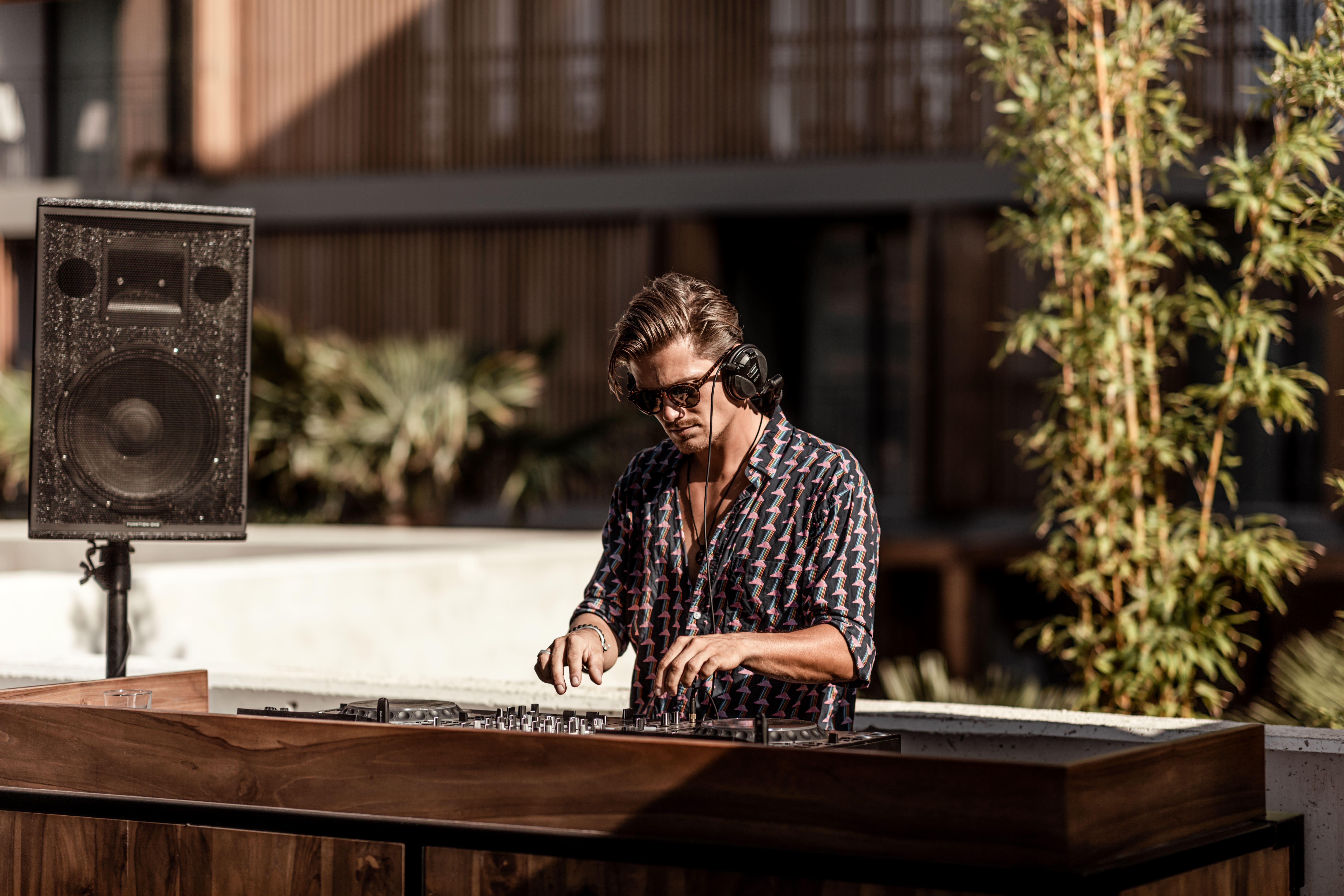 Oku Ibiza (Adults Only) Hotel Sant Antoni de Portmany Екстериор снимка DJ performing at a pool party